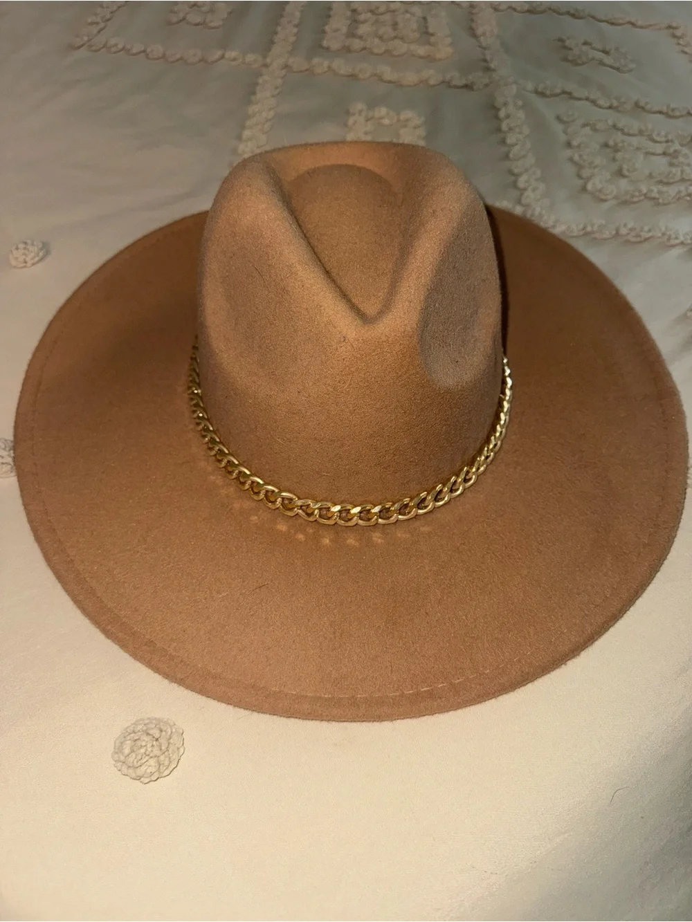 Womens Camel Wide-Brim Felt Fedora with Gold Chain